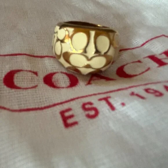 NWOT Coach Women's Cream & Gold Finger Ring Signature C Logo - SZ 7 - RARE - Picture 2 of 4